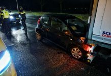Auto botst achterop vrachtwagen op N65 bij Oisterwijk