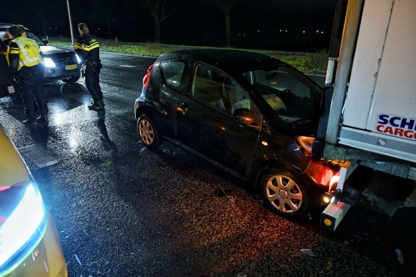 Auto botst achterop vrachtwagen op N65 bij Oisterwijk