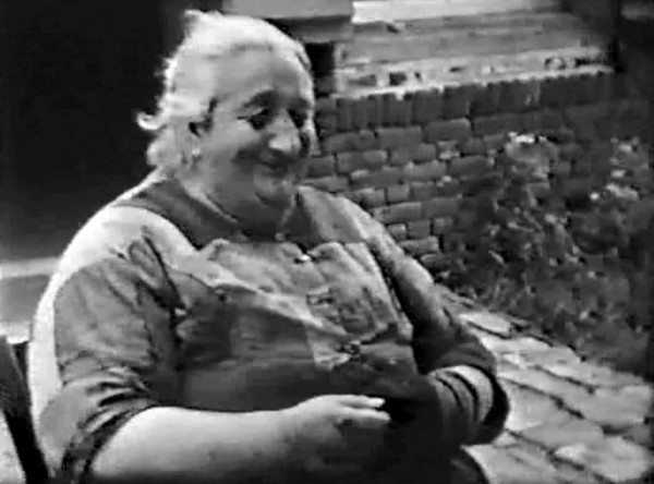 Beeldbank Oisterwijk: Collecteren op de Schaapskooihoeve, 1952