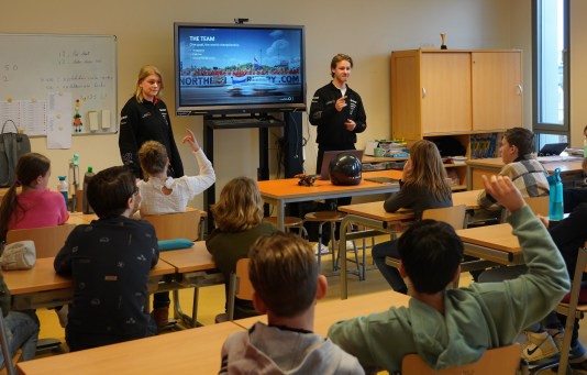 Oud-leerling Huub Kavelaars bezoekt met Brunel Solar Team basisschool De Tovervogel in Oisterwijk
