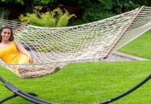 Een hangmat met standaard in de tuin: een oase van rust en ontspanning *