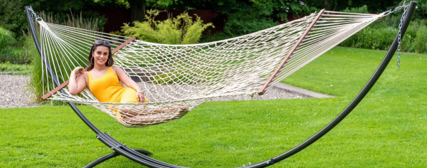 Een hangmat met standaard in de tuin: een oase van rust en ontspanning *
