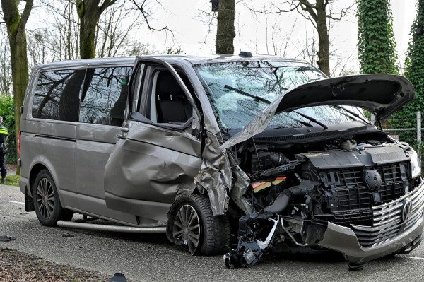 Gewonde bij botsing tegen boom in Oisterwijk