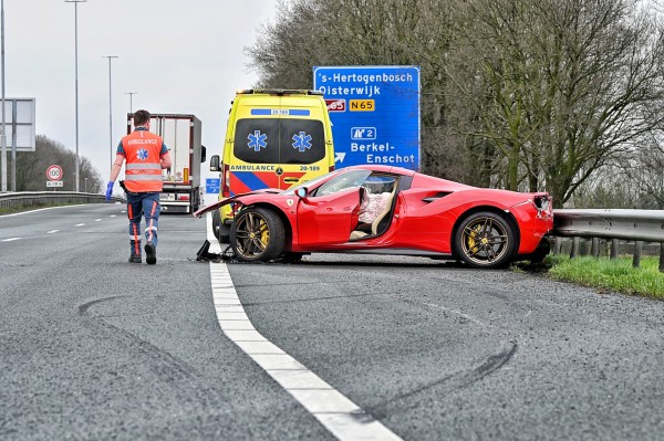 Ferrari crasht op A65 Tilburg