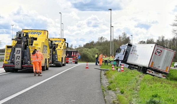 Verbindingsweg A65 naar A58 afgesloten na vrachtwagen van de weg Oisterwijk Tilburg