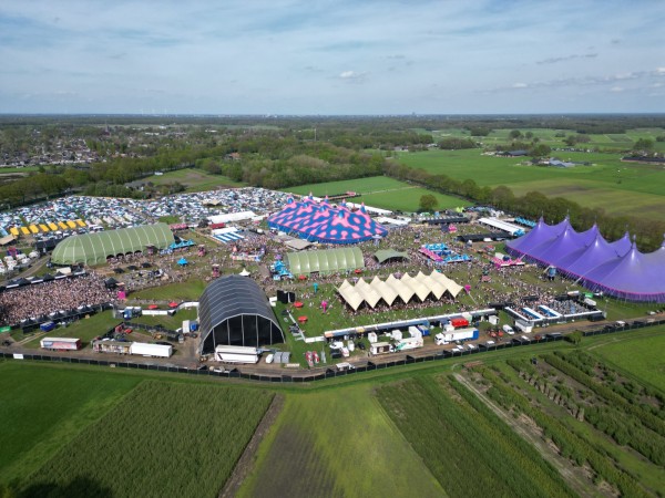 Rondleiding en verkeer bij duurzaam Rebirth Festival Haaren