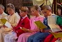 Beeldbank Oisterwijk: Joanneskerk Oisterwijk 1995 – Eerste Communieviering