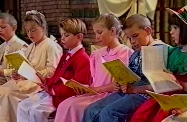 Beeldbank Oisterwijk: Joanneskerk Oisterwijk 1995 – Eerste Communieviering