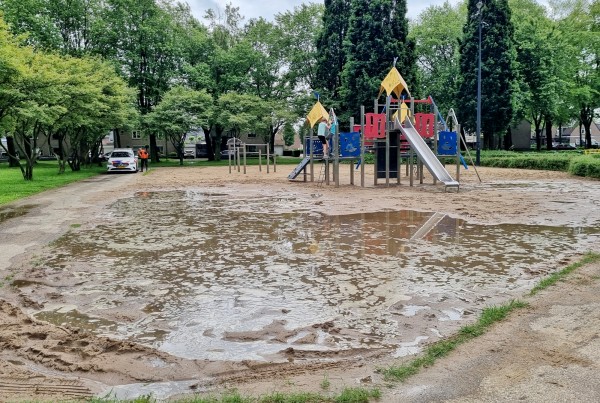 Kind vast in drijfzand op Willem van der Aa park in Oisterwijk