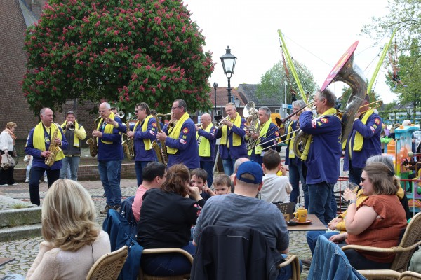 De vlag in top en veel muziek op 5 mei in Oisterwijk, Moergestel en Haaren