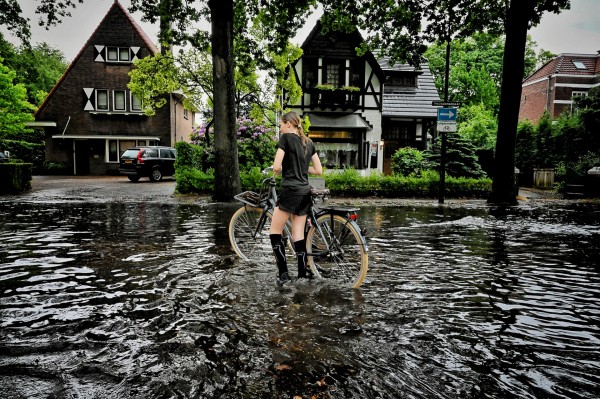 Volgelopen straten in Oisterwijk na wolkbreuk