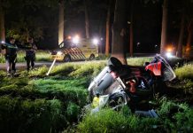 Auto tegen boom in Haaren
