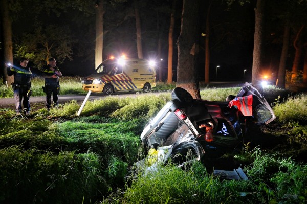Auto tegen boom in Haaren