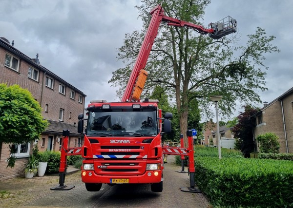 Brandweer met hoogwerker naar stormschade in Oisterwijk