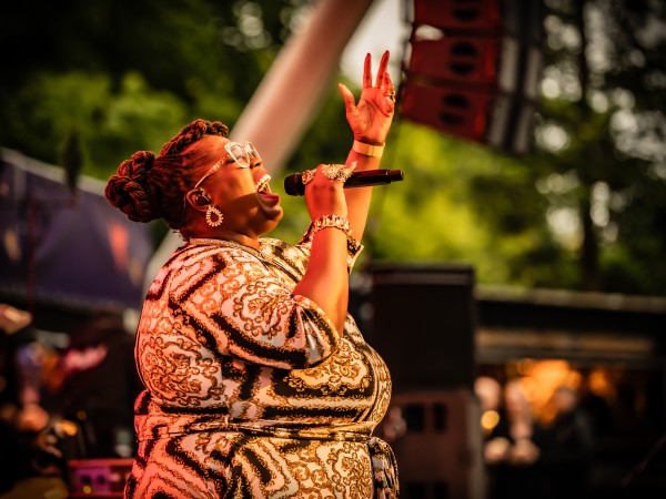 Shirma Rouse neemt fans mee op een onvergetelijke zomerse soulreis