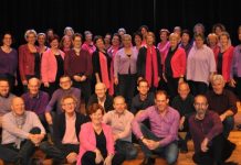 Zanggroep Vocalis zingt bij de Oude toren in Haaren
