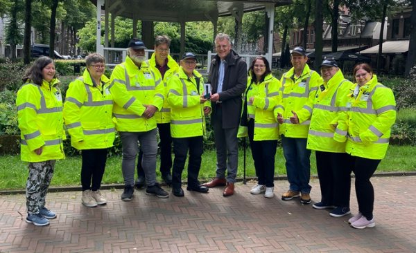Gemeente geeft zaklampen aan Buurtpreventieteam Oisterwijk