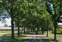 Jonge meid op fiets bewust de sloot in gereden door auto, bel 112!