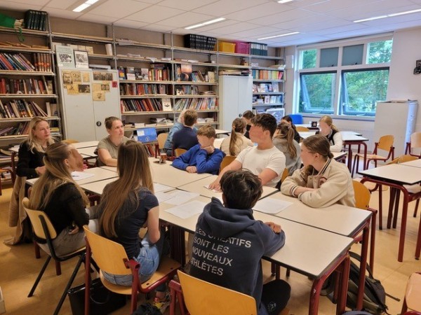 Lokale politici in gesprek met VMBO-jongeren Durendael