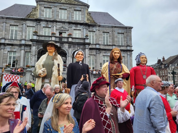 Oisterwijkse reuzen trokken door Maastricht (+Film)