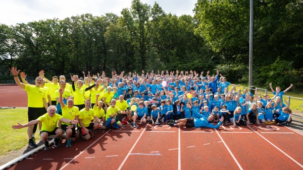 Bijzondere groepsfoto voor 80-jarige Taxandria Atletiek Oisterwijk
