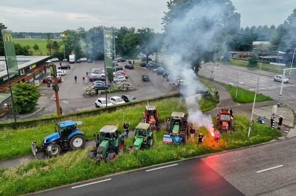 Boeren protesteren op N65 Oisterwijk