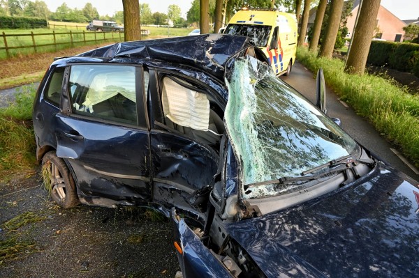 Ernstig ongeval met auto tegen boom in Moergestel