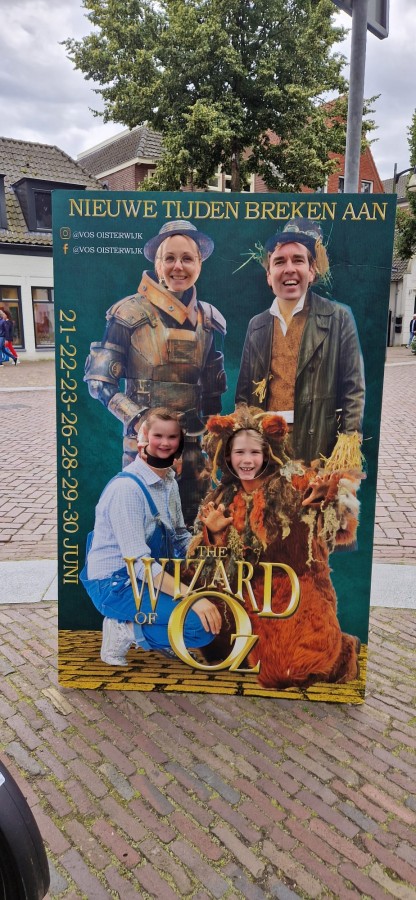 Oisterwijkse Centrumbezoekers in de rol van Wizard of Oz leden