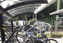 Fietsenvernielers maken fietsenstapel op station Oisterwijk
