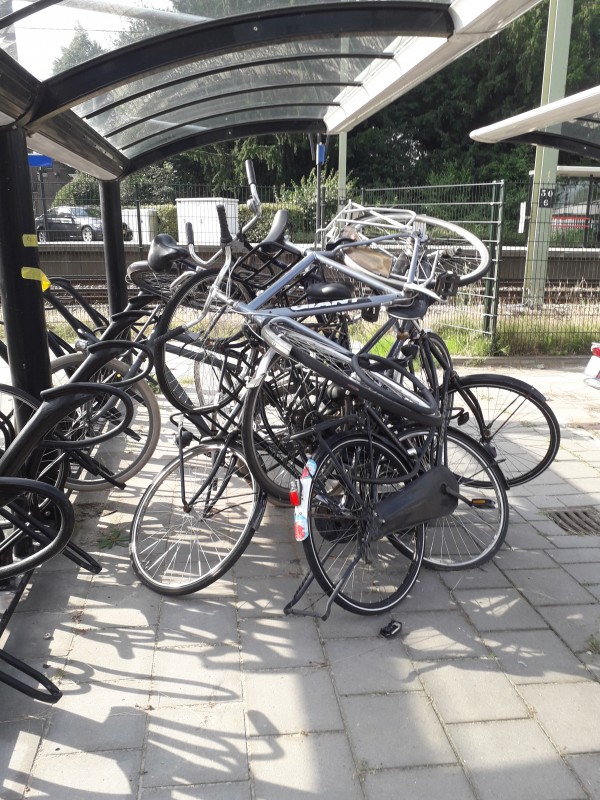 Fietsenvernielers maken fietsenstapel op station Oisterwijk