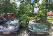 Dure Porsches beschadigd door storm bij nieuwe garage Oisterwijk