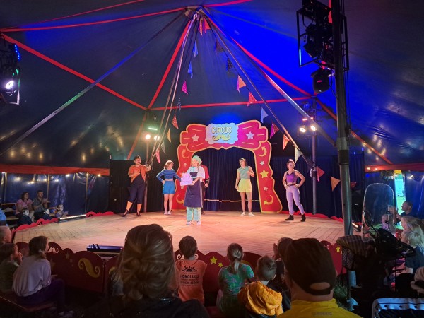 Drie gezinnen gingen gratis naar Circus Snor in Oisterwijk!