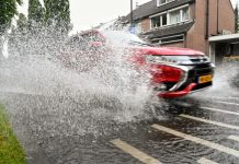 Heel veel water door de straten van Oisterwijk