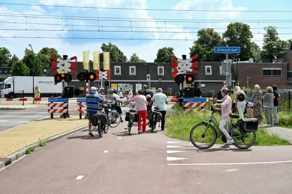Gemeente doet niets tijdens dubbel transport over spoor in Oisterwijk