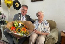 Terug van vakantie gaat burgemeester op bezoek bij 100-jarige (+ Video)