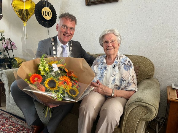 Terug van vakantie gaat burgemeester op bezoek bij 100-jarige (+ Video)