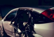 Mee met politie na botsing tegen lantaarnpaal op N65 bij Haaren