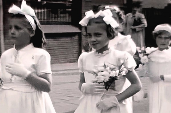 Maand van de Geschiedenis: Eerste Communies Heleen en Albert Puts – Hemelvaartsdag 1951 en 1952 in ‘nep’ zwart-wit