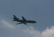 Militairen droppen vracht en parachutisten in de buurt van Oisterwijk