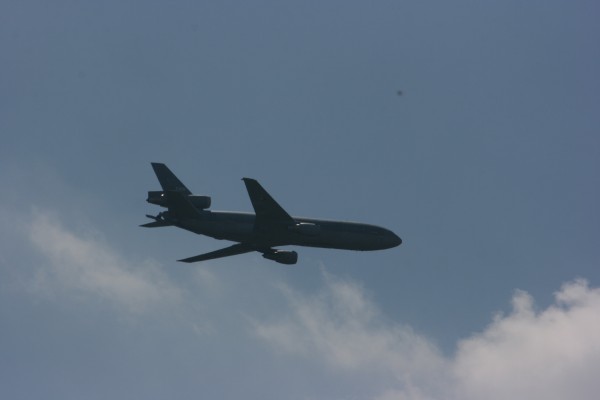 Militairen droppen vracht en parachutisten in de buurt van Oisterwijk