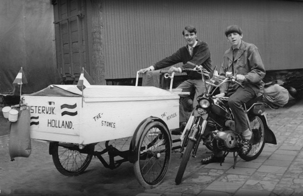 Maand van de Geschiedenis: Peter en Sjef – De bakfiets, 1966 ‘nep’ zwart-wit