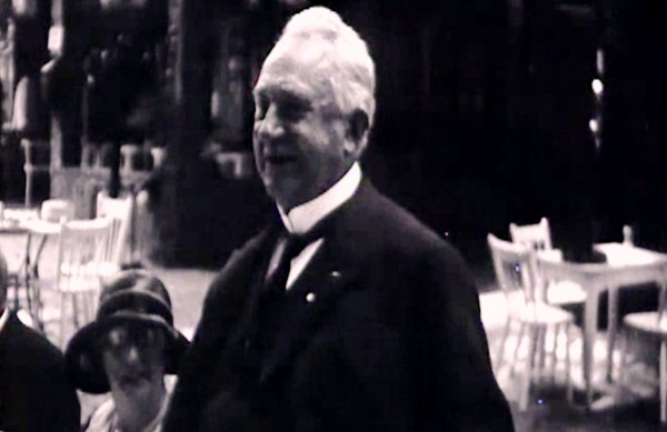 Maand van de Geschiedenis: Voorzitter ANWB heft glas bij Groot Speijck, 23 maart 1931 in ‘nep’ zwart-wit