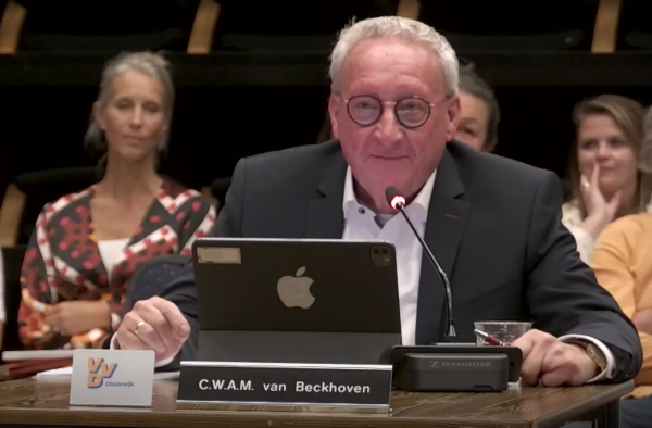 Gemeenteraad bezig gehouden met een bankje in het park!