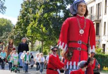 Reuzen op bezoek bij vrienden in België