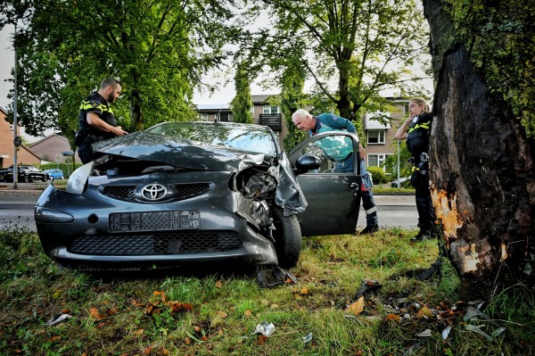 Auto tegen boom op Pannenschuurlaan Oisterwijk