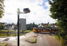 Wethouder en ProRail nemen flitspaal in gebruik op spoor in Oisterwijk