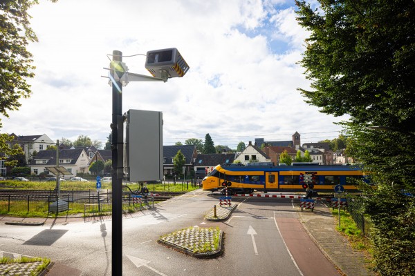 Wethouder en ProRail nemen flitspaal in gebruik op spoor in Oisterwijk