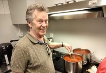 Hijme zingt bij wijklunch Pannenschuur