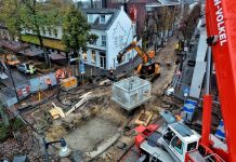 Kraan plaatst mega rioolput midden in centrum Oisterwijk