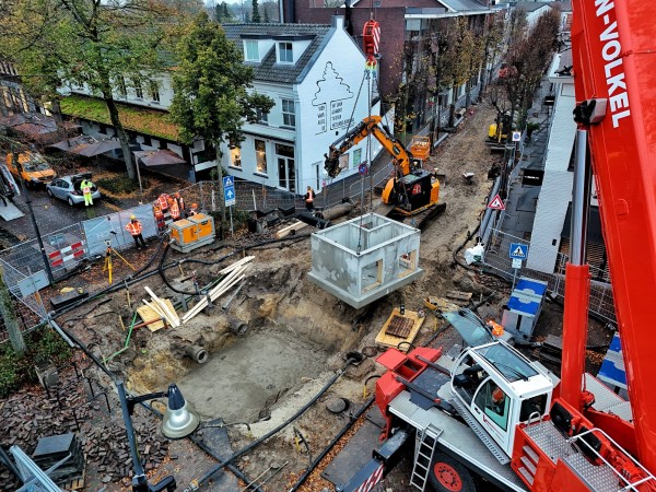 Kraan plaatst mega rioolput midden in centrum Oisterwijk